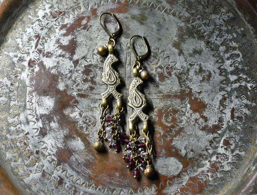 鳥型oldアフガンメタルパーツ、たわわなガーネット＆クォーツ、民族鈴のピアス