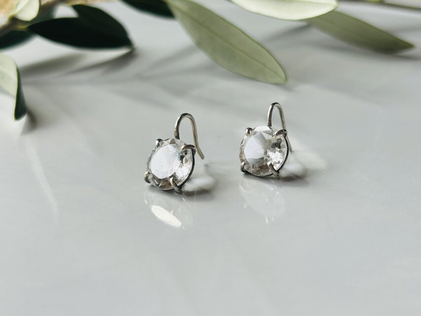 銀のピアス【大地から取れた水晶】