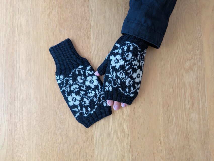 春の日のハンドウォーマー /ブラック xアイボリー