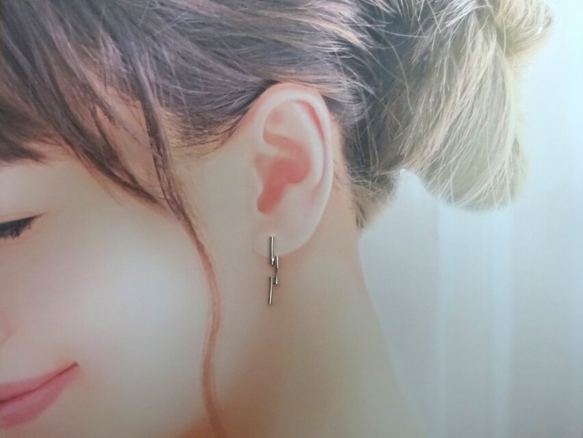 ゴールド スティック型ピアス❣️ ランダムスティックピアス | iichi 日々の暮らしを心地よくする