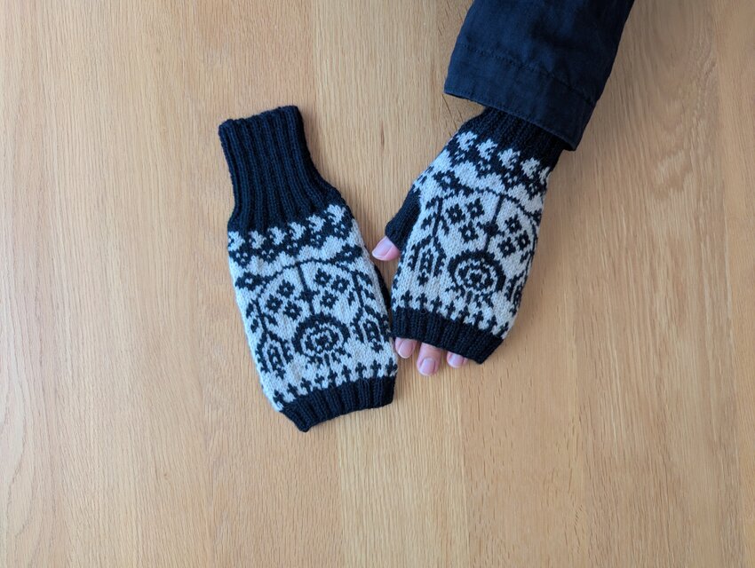 ボタニカルのハンドウォーマー /ブラック xアイボリー