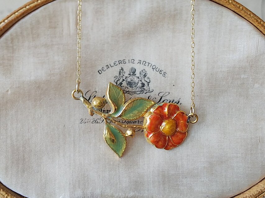 フランスヴィンテージ　エナメル・秋色オレンジ色の花　チョーカーネックレス