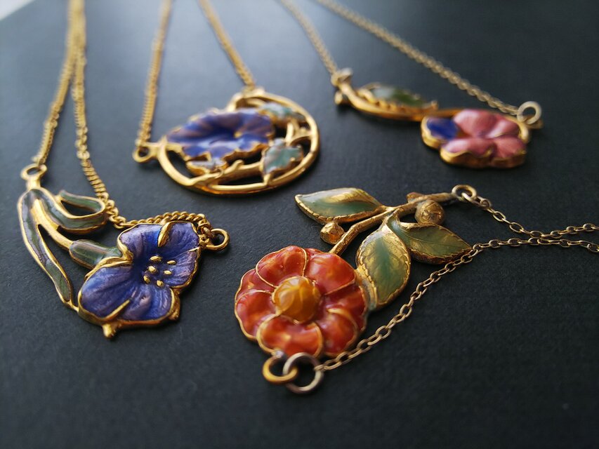 45Rレザー花モチーフ ネックレス インディゴ 45R（フォーティファイブアール）の「レザーフラワーのネックレス