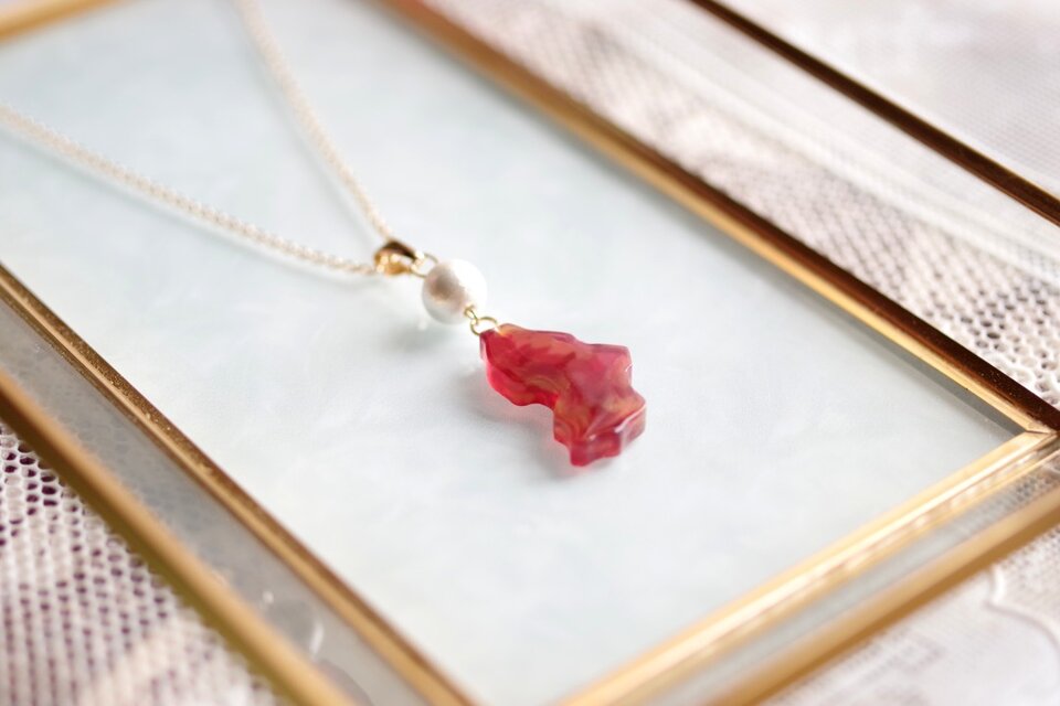 レジンアート　凹凸モチーフとコットンパールのペンダント〈虹になれない蛇〉