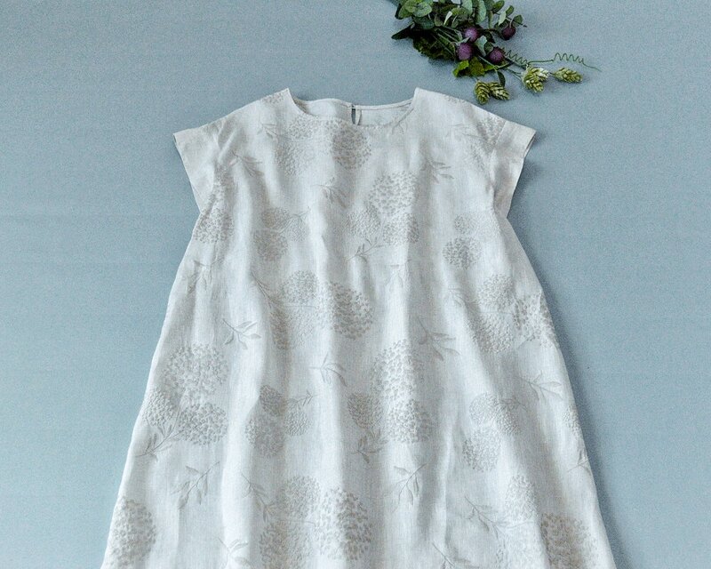 リネン100％総刺繍生地+ピンタック仕様無地シンプルな大人可愛いワンピース♪