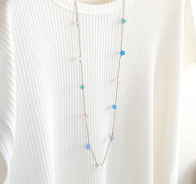 小さなガラスの雫とコットンコードのロングネックレス 「雨上がりのきらめき」