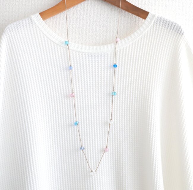 小さなガラスの雫とコットンコードのロングネックレス 「蒼天への憧憬」