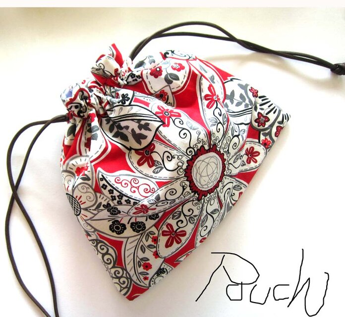 米国生地　red 地に　伸びやかな花　葉っぱ模様　巾着ポーチ