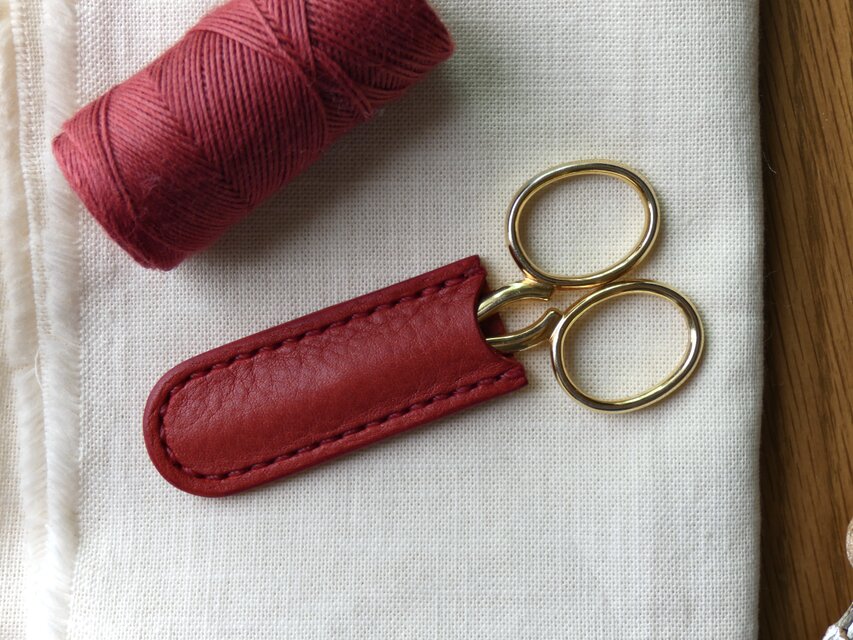 糸切りはさみケース／刺繍はさみカバー／ネイルシザー／革／赤
