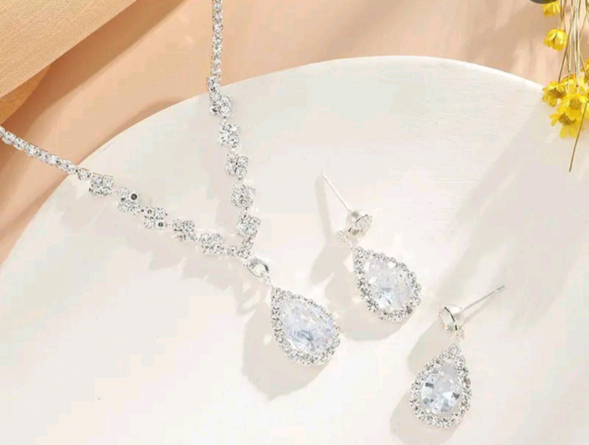 輝くゴージャスなネックレスとピアスのセット p24527 結婚式