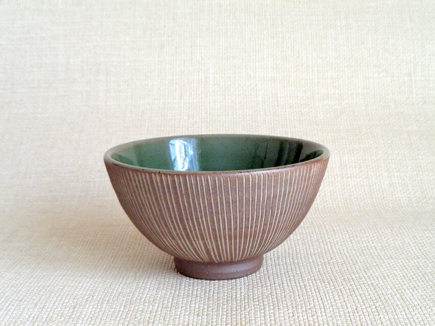 碗 (青磁象嵌 線紋b)