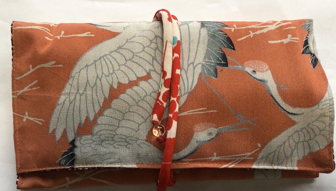 ８４４７　鶴柄の着物で作った和風財布・ポーチ