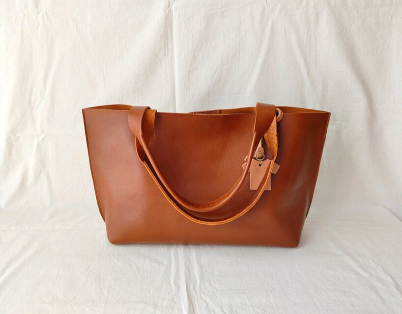 A4サイズのボーティーバッグ（レザートートバッグ/メンズ/レディース