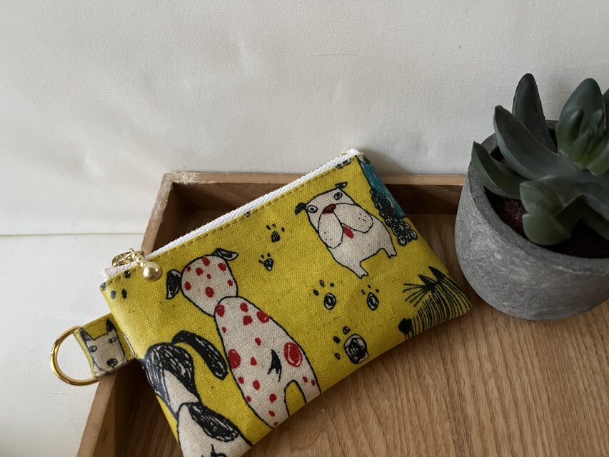 10ミニラミネートポーチ　らくがき犬　カラビナ