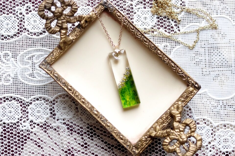 レジンアート　長方形のプレートペンダント〈遠い日の子供〉