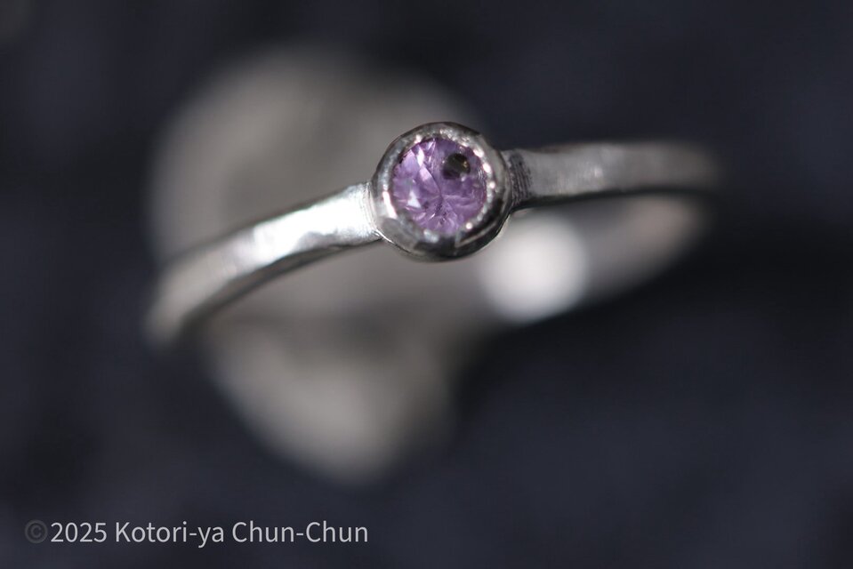 【ワンポイントインクルージョン！】スリランカ産　「トシッタさん」のノーヒート・強蛍光サファイア・シルバーリング【ほくろ】