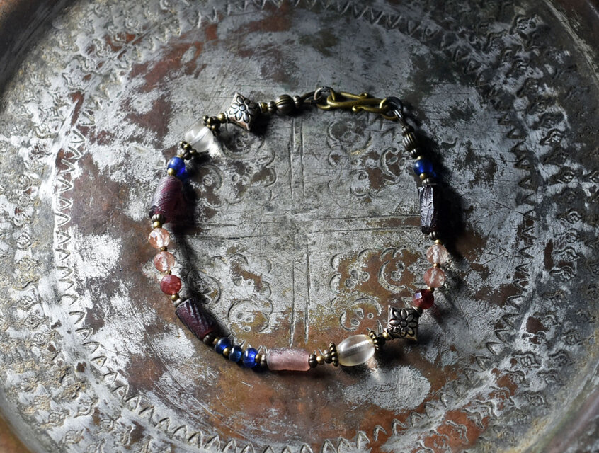 パープルローマングラスとアンティークボヘミアビーズ、インドシルバー、ブルービーズ、アンデシンのブレス