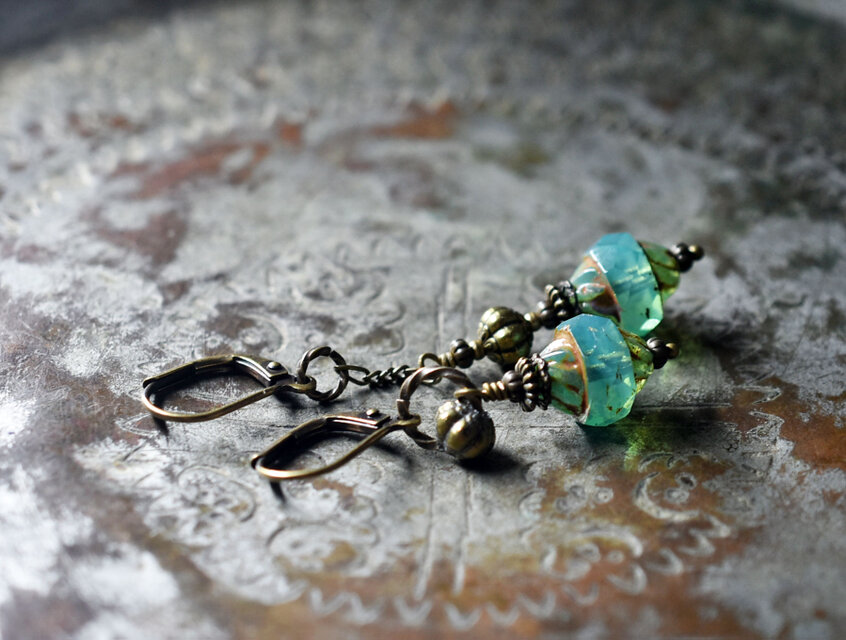 ウランガラスと手毬ブラスのリング＆チェーンのアンシメトリーピアス