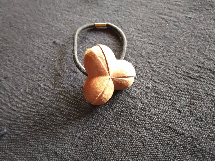 お茶の実　髪留め