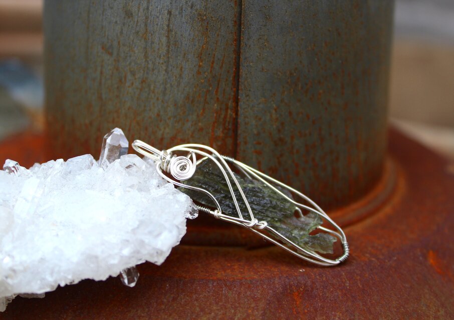 モルダバイト　魂の故郷、宇宙と地球を繋ぐ美しいグリーンの隕石