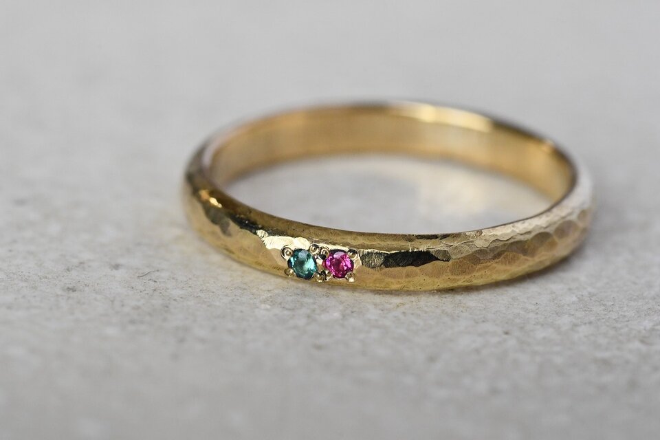 並ぶ古色と光～エメラルド・ピンクスピネル～