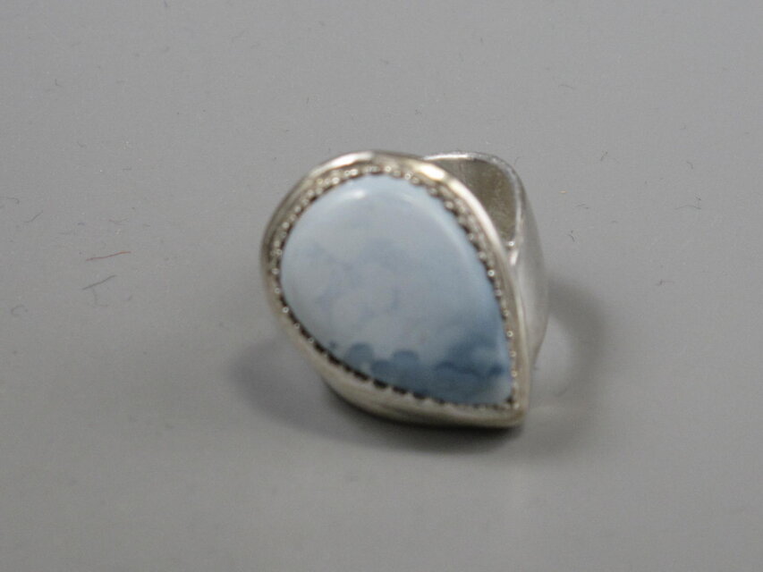 墨絵のような青の濃淡