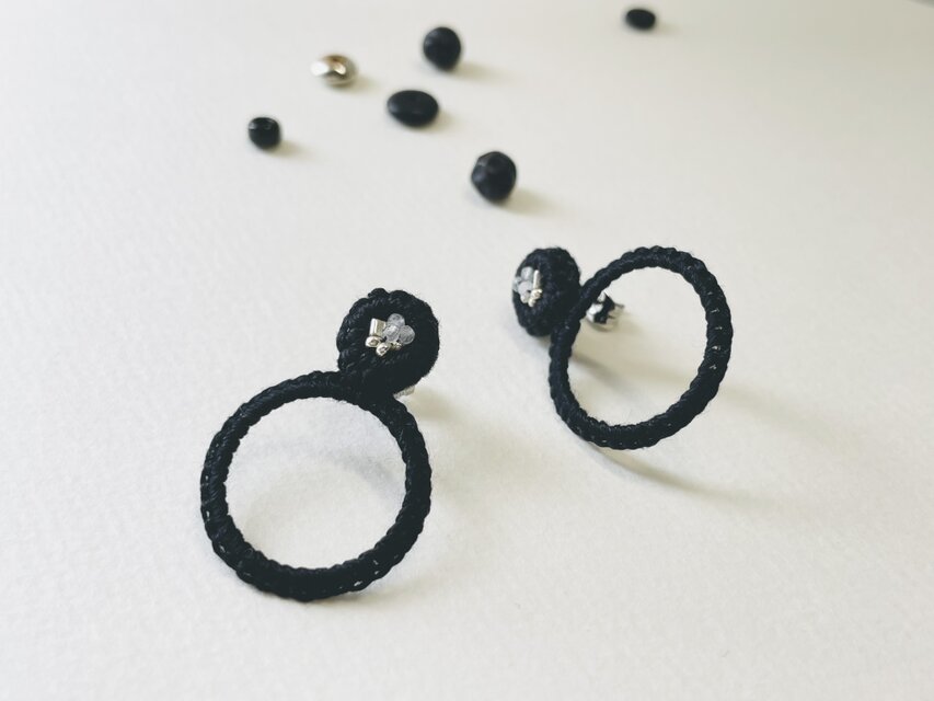 【 黒を愉しみたい日のピアス 】ﾌﾗﾝｽ刺繍糸のﾘﾝｸﾞ　 金属ｱﾚﾙｷﾞｰ対応316　p006