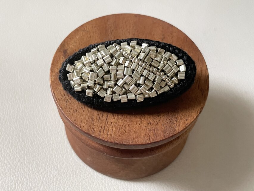 【 黒を愉しみたい日のブローチ 】ﾌﾗﾝｽ刺繍糸とｶﾞﾗｽﾋﾞｰｽﾞb003