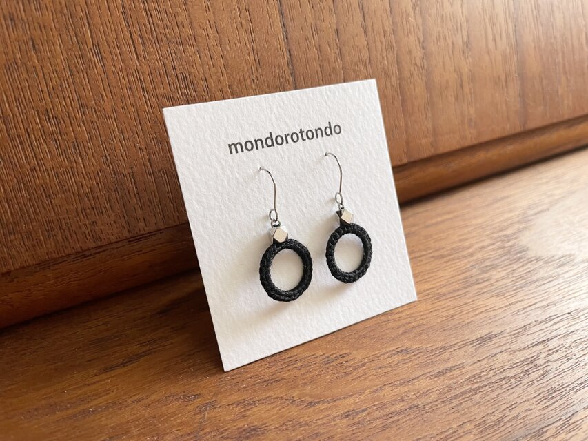 【 黒を愉しみたい日のピアス 】ﾌﾗﾝｽ刺繍糸のﾘﾝｸﾞ　 金属ｱﾚﾙｷﾞｰ対応316　p009