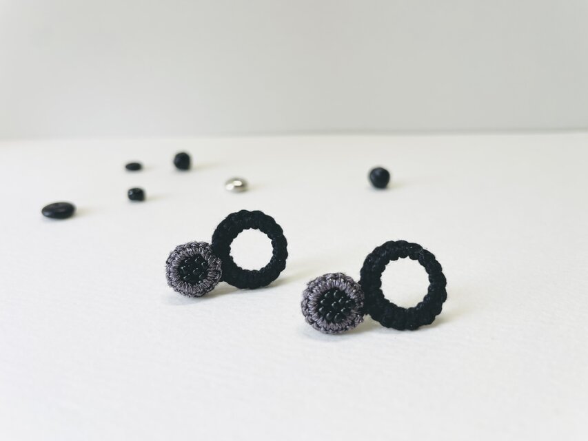 【 黒を愉しみたい日のピアス 】ﾌﾗﾝｽ刺繍糸と錦糸　 金属ｱﾚﾙｷﾞｰ対応316　p007