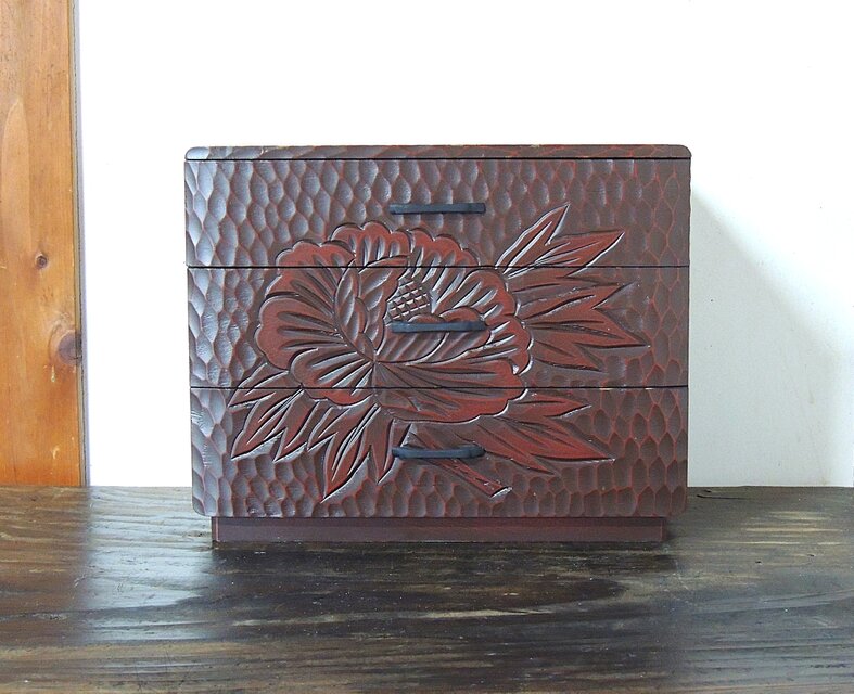 鎌倉彫りテーブル、鎌倉彫り丸テーブル、菖蒲と牡丹の彫刻テーブル、サイドテーブル 鎌倉彫りテーブル、鎌倉彫り丸テーブル、菖蒲と牡丹の彫刻