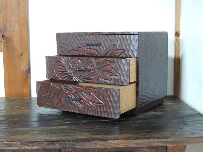 鎌倉彫りテーブル、鎌倉彫り丸テーブル、菖蒲と牡丹の彫刻