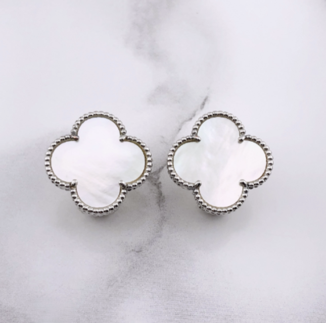 幸せのクローバーピアス 20mm（マザーオブパール）【高品質！送料無料！当日発送！】