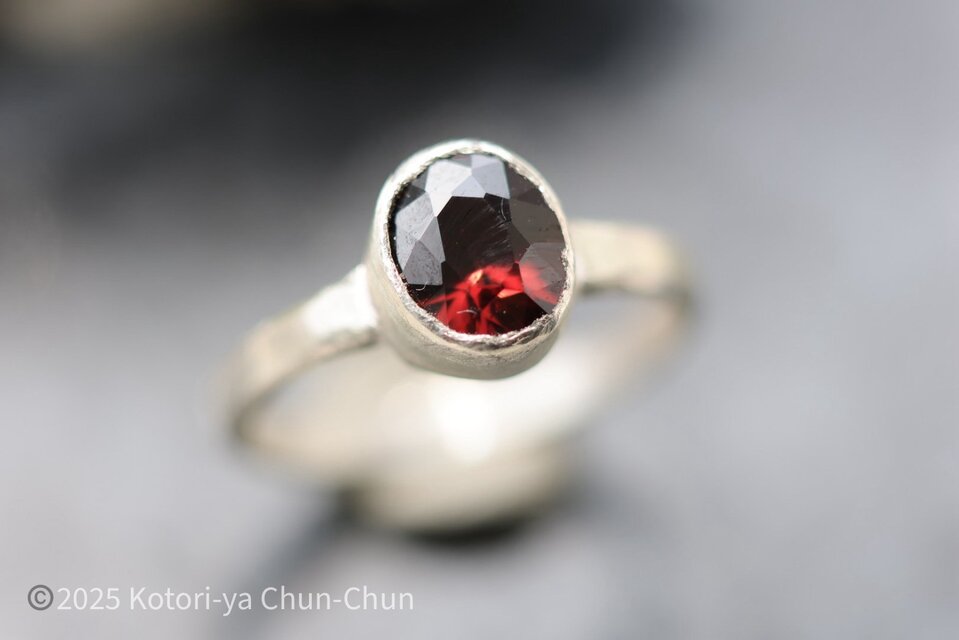 【秋を感じる指先】トシッタさんのスリランカ産レッドブラウンジルコン・シルバーリング【甘栗】