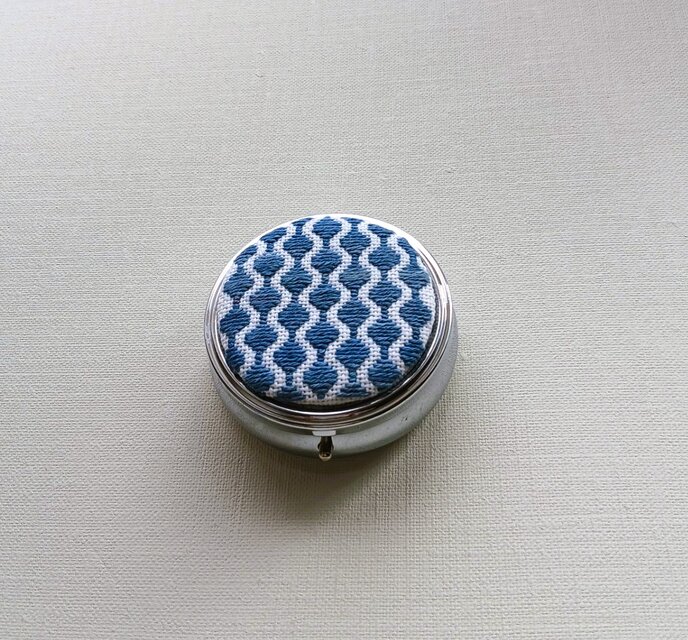大きめ・こぎん刺しのピルケース（アクセサリーケース）（サークルL・藍色）
