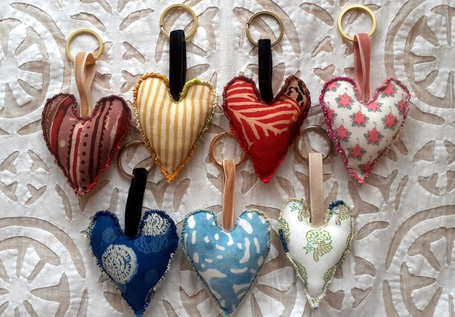 布フェルト ハートのチャーム べージュ 赤色・草木染め〈布フェルト