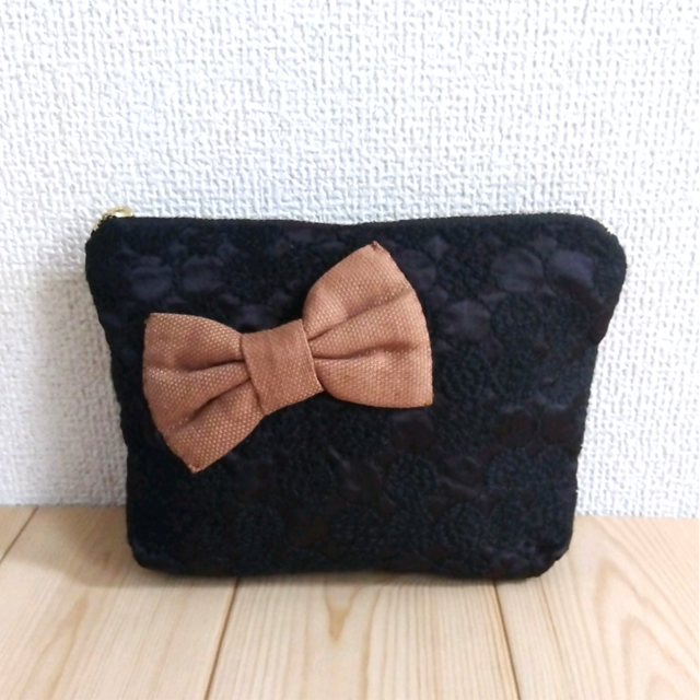 リボン　刺繍の18cmモノトーン☆コスメポーチ　ポケット付き　黒　 698