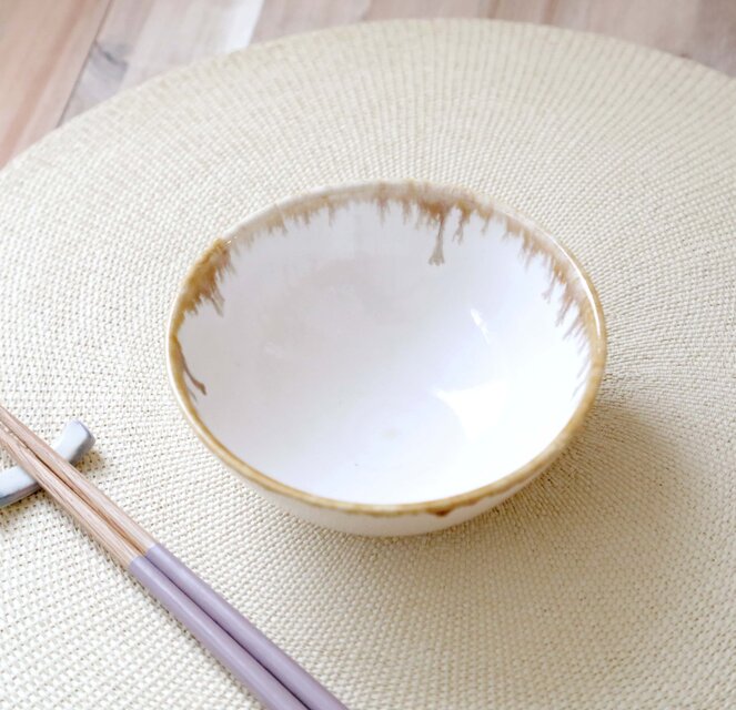 白釉と縁飴の飯碗 | iichi 日々の暮らしを心地よくするハンドメイドや