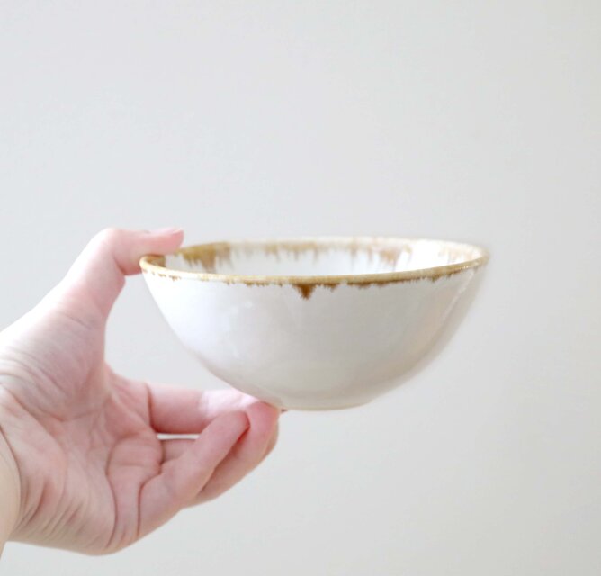 白釉と縁飴の飯碗 | iichi 日々の暮らしを心地よくするハンドメイドや