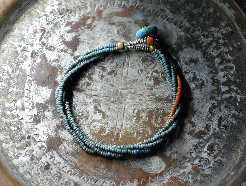 アンティーク水浅葱色シードビーズとオレンジシードビーズ、oldチベタンコーラルの4連ブレス（ターコイズ留め金）