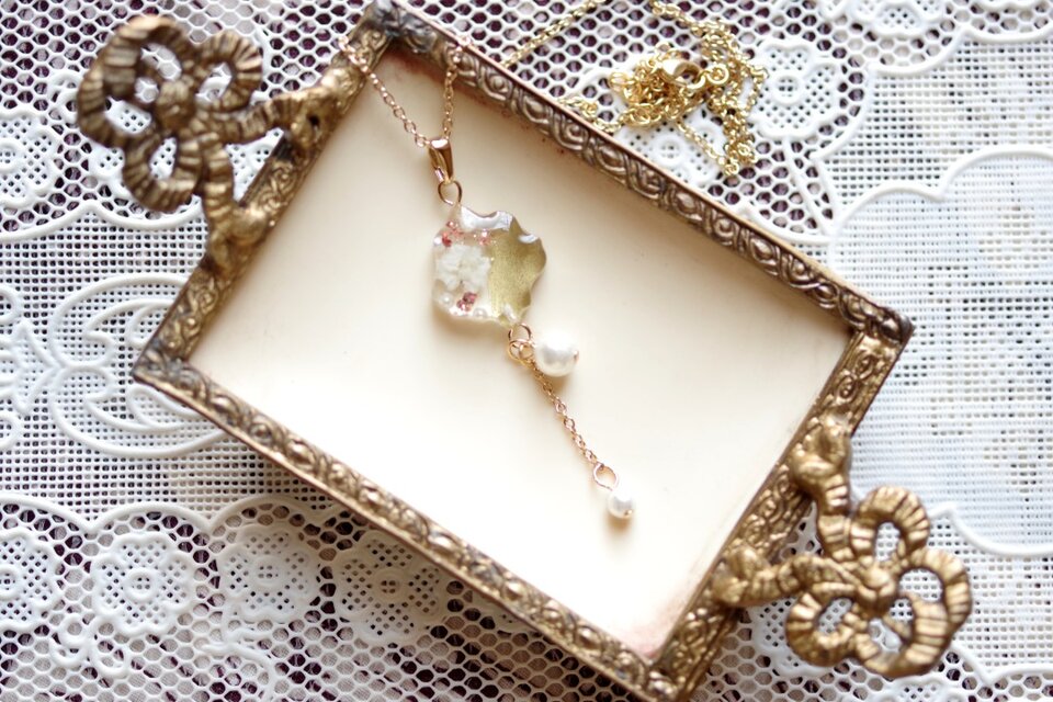 レジンアート　凹凸モチーフとコットンパールのペンダント〈舞花〉（ゴールド）