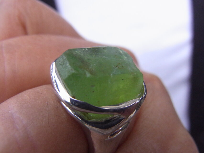 ペリドットの原石リング