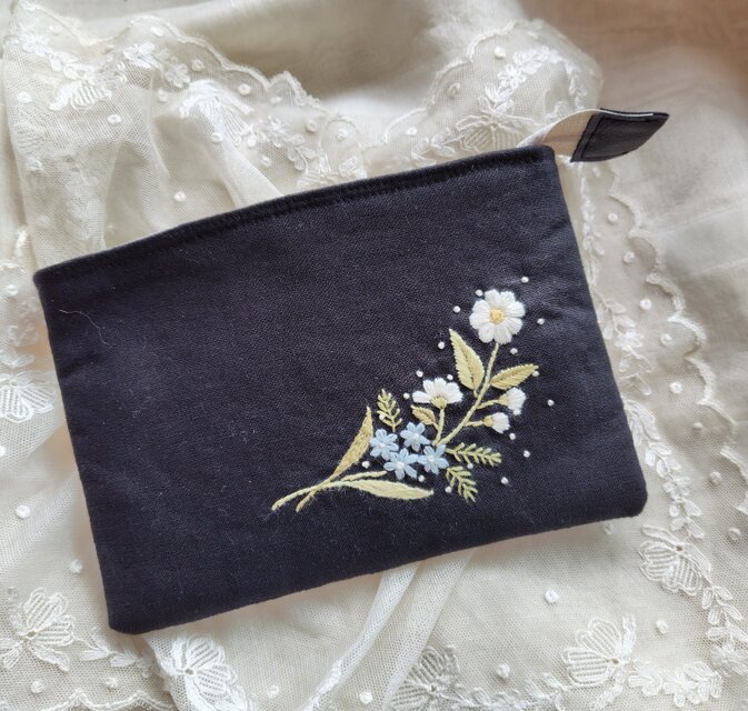 黒リネン*手刺繍*ボタニカル*ポーチ