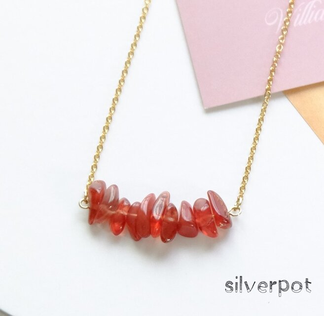 G248【天然石　アンデシン】のさざれバーネックレス　深みのあるレッド　チェーンの色＆長さお好みでお作りします