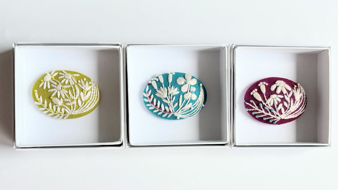 【専用】ハンドメイド　刺繍ブローチ 北欧風小さなお花のミニ刺繍ブローチ【botanical】#326 | iichi