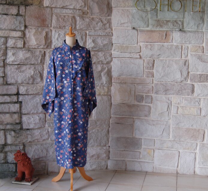 レトロクラシカル　地色は軽めのくすみブルー、梅の花　着物スリーブワンピース　着物リメイク　一点物
