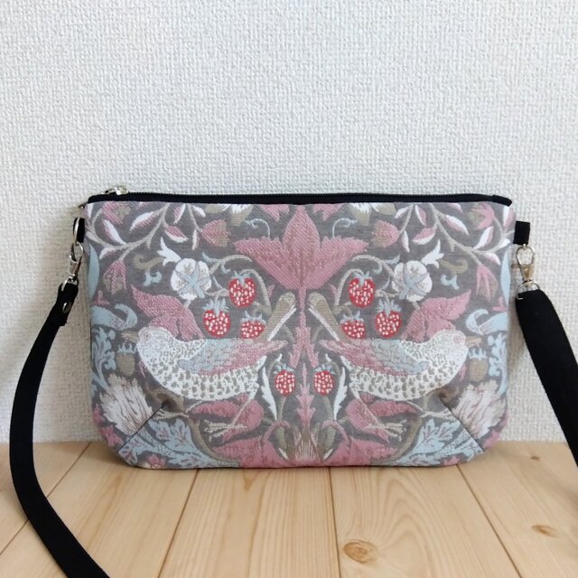 ウィリアムモリス　いちご泥棒の長財布OKのショルダーバッグ　ジャガード　ピンク　394