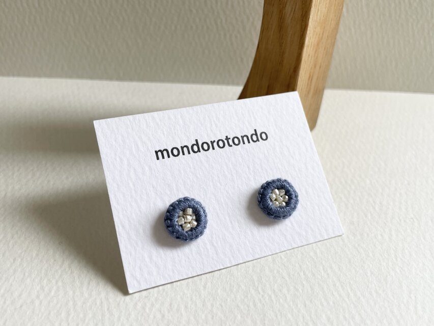 【 小さな耳飾り 】ひと針ひと針丁寧に　日常に溶け込むピアス　金属ｱﾚﾙｷﾞｰ対応　 p017ブルー×ホワイト