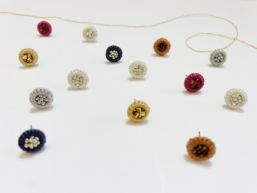 【 小さな耳飾り 】ひと針ひと針丁寧に　日常に溶け込むピアス　金属ｱﾚﾙｷﾞｰ対応　p019ピンク