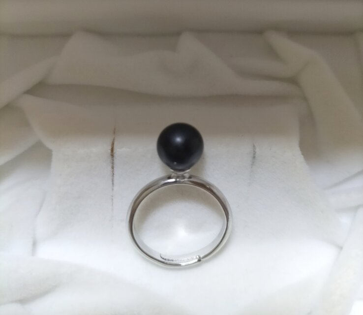 天然石ジェット、約8ミリ珠のリング（フリーサイズ）
